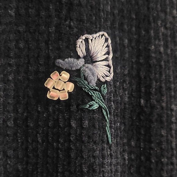 Cozy Vintage Carolyn Taylor Floral Embroidered Navy Sweater - Picture 9 of 10